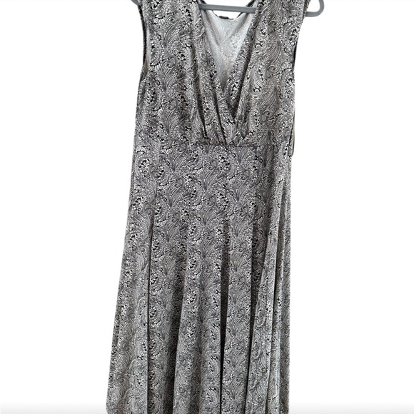 Chic Gray Patterned Midi Dress - Picture 7 of 8